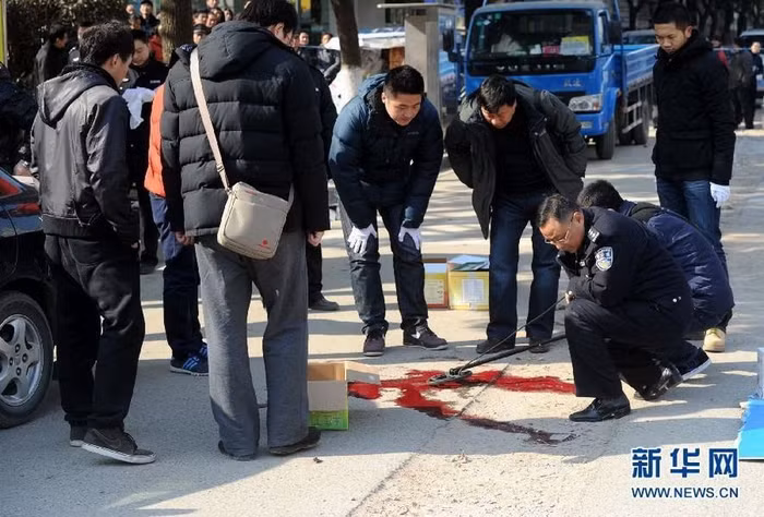 Vũng máu nạn nhân trên nền đất