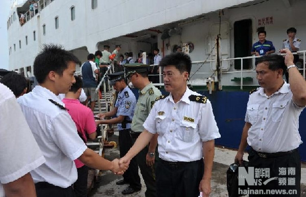 Trần Tông Thanh bắt tay lực lượng đổi ca trên đảo Phú Lâm, Hoàng Sa Trần Tông Thanh bắt tay lực lượng đổi ca trên đảo Phú Lâm, Hoàng Sa