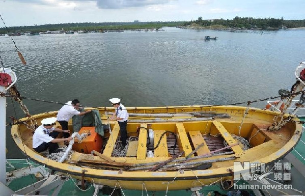 Dùng thuyền nhỏ chở vật tư, hành khách cập đảo Dùng thuyền nhỏ chở vật tư, hành khách cập đảo