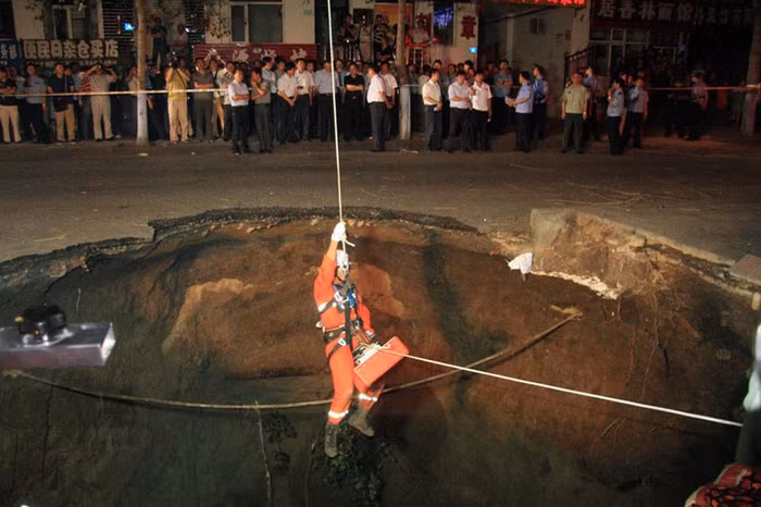 Dùng cần cẩu thả nhân viên cứu hộ xuống hố