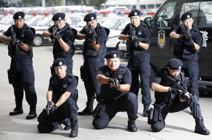 Đen tím than là màu chủ đạo