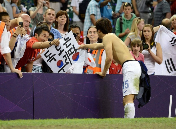 Giao lưu với một cổ động viên Hàn Quốc