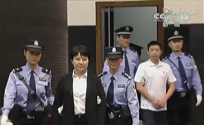 Bà Cốc Khai Lai bước ra vành móng ngựa, đây là lần đầu tiên bà xuất hiện kể từ khi bị bắt Bà Cốc Khai Lai bước ra vành móng ngựa, đây là lần đầu tiên bà xuất hiện kể từ khi bị bắt