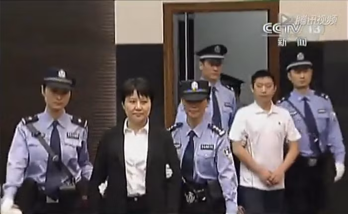 Bà Cốc Khai Lai bước ra vành móng ngựa, đây là lần đầu tiên bà xuất hiện kể từ khi bị bắt