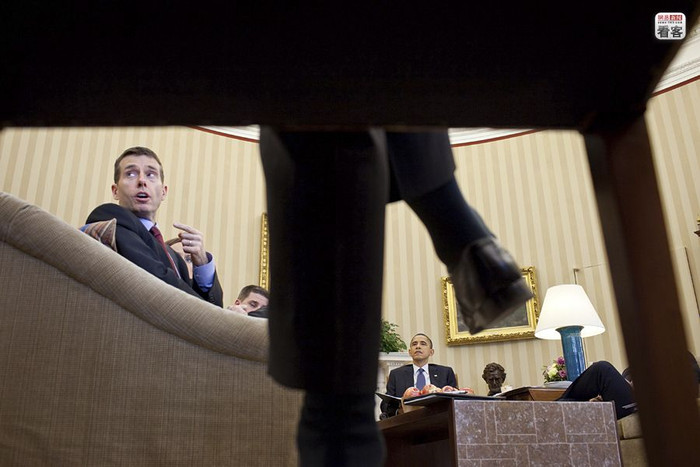 Ông chủ Nhà Trắng nhìn từ ...gầm ghế khi ngồi trao đổi với Cố vấn cấp cao David Plouffe ngày 11/3/2011, một góc ảnh quá "độc" Ông chủ Nhà Trắng nhìn từ ...gầm ghế khi ngồi trao đổi với Cố vấn cấp cao David Plouffe ngày 11/3/2011, một góc ảnh quá "độc"