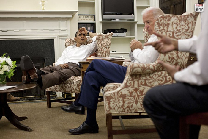 Cùng Phó tổng thống nghe các cố vấn luật pháp báo cáo công việc Cùng Phó tổng thống nghe các cố vấn luật pháp báo cáo công việc