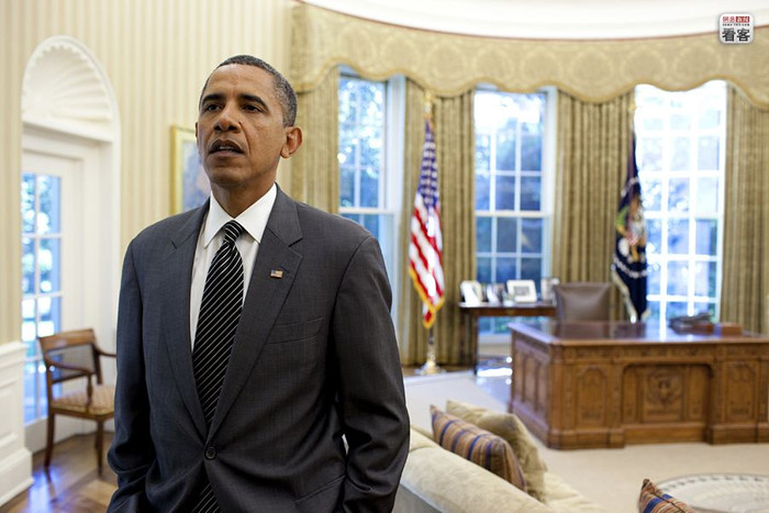 Ông Obama đang ngắm gì qua cửa sổ? Ông Obama đang ngắm gì qua cửa sổ?