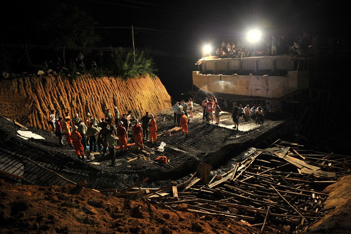 Cầu Thái Dương, Đông Ngạc, Vạn Ninh đảo Hải Nam sập ngày 8/8/2011 Cầu Thái Dương, Đông Ngạc, Vạn Ninh đảo Hải Nam sập ngày 8/8/2011