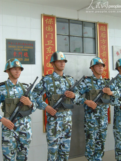 Lính Trung Quốc gác trên chốt Đá Tư Nghĩa, phía Trung Quốc gọi là hòn Đông Môn Lính Trung Quốc gác trên chốt Đá Tư Nghĩa, phía Trung Quốc gọi là hòn Đông Môn