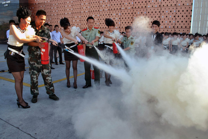 Hướng dẫn nhân viên quán karaoke dùng bình cứu hỏa