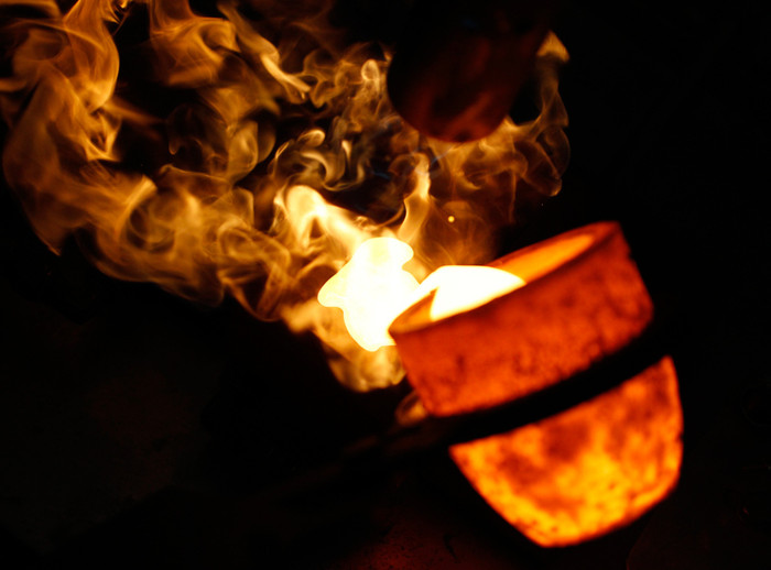 Quặng vàng nóng chảy cho ra vàng tinh luyện Quặng vàng nóng chảy cho ra vàng tinh luyện