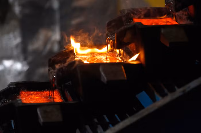 Vàng đổ vào khuôn