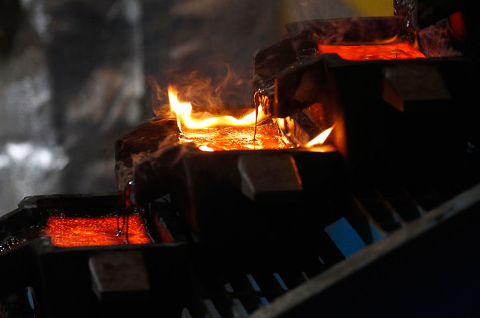 Vàng đổ vào khuôn Vàng đổ vào khuôn