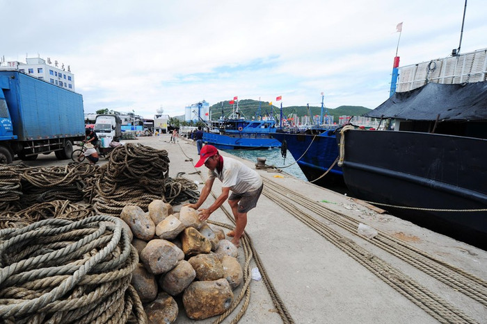 Tàu cá Trung Quốc neo đậu tại cảng chờ đến giờ G Tàu cá Trung Quốc neo đậu tại cảng chờ đến giờ G