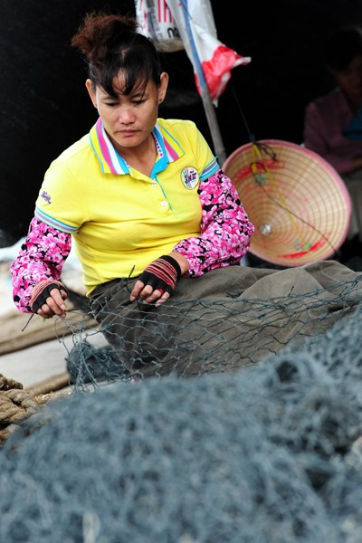 Ngư dân Trung Quốc chuẩn bị ngư cụ để vơ vét tài nguyên trên biển Đông Ngư dân Trung Quốc chuẩn bị ngư cụ để vơ vét tài nguyên trên biển Đông