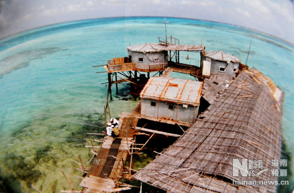 Nhà nổi "đời đầu" quân Trung Quốc dựng trên Đá Gạc Ma năm 1992 sau khi chiếm đoạt của Việt Nam bằng vũ lực