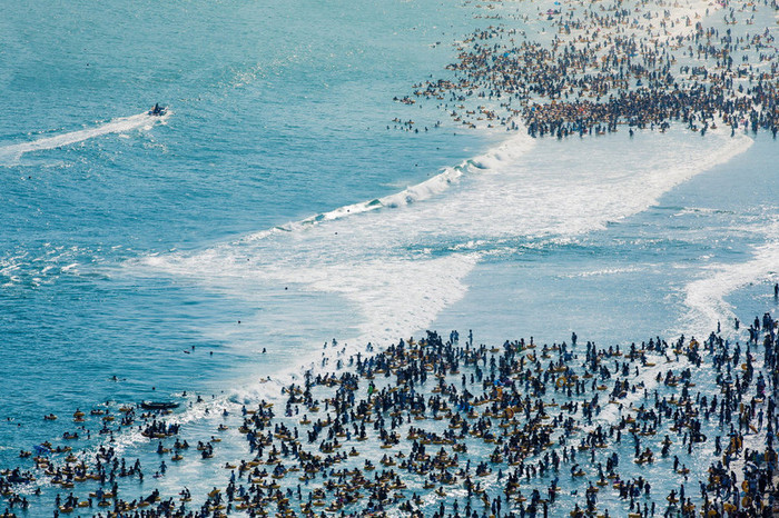 800 ngàn người đổ về bãi biển Heaundae ở Busan để tránh nóng