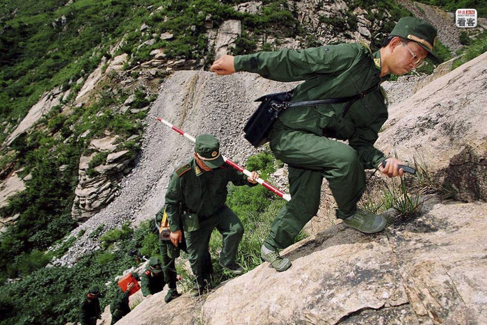 Vượt suối trèo đèo tìm kiếm tài nguyên