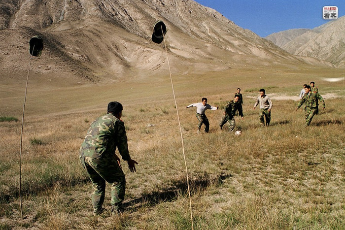 Quân lính Trung Quốc đào vàng trong giờ thể thao