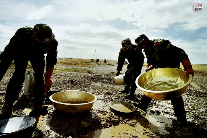 Lực lượng đặc biệt đào đãi quặng vàng