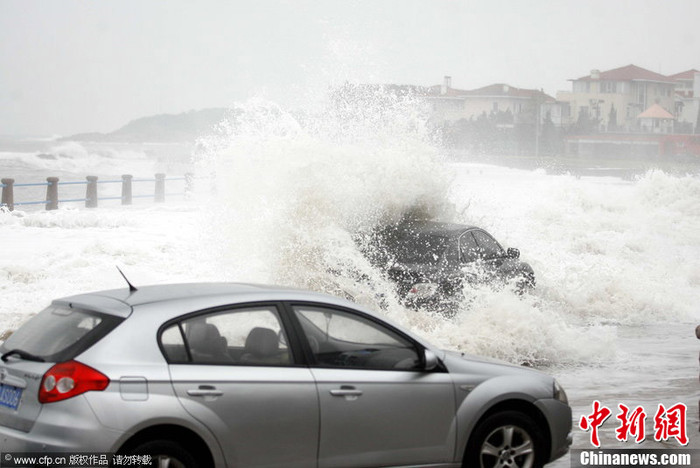 Những cơn sóng cao bất ngờ ập đến