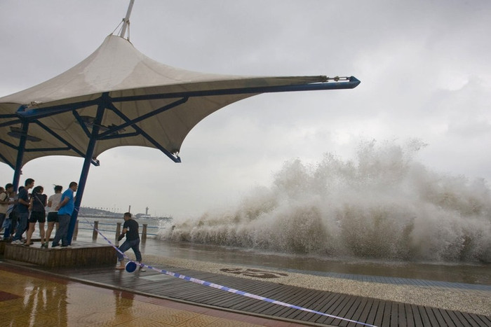 Ngắm cơn thịnh nộ của biển cả