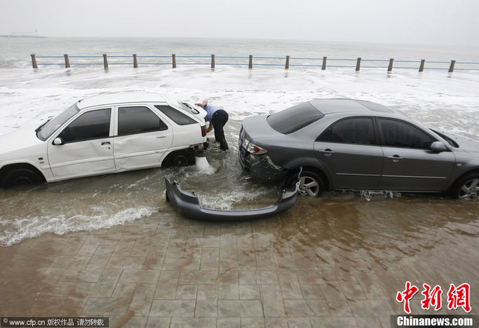 Sóng đập vỡ xe hơi