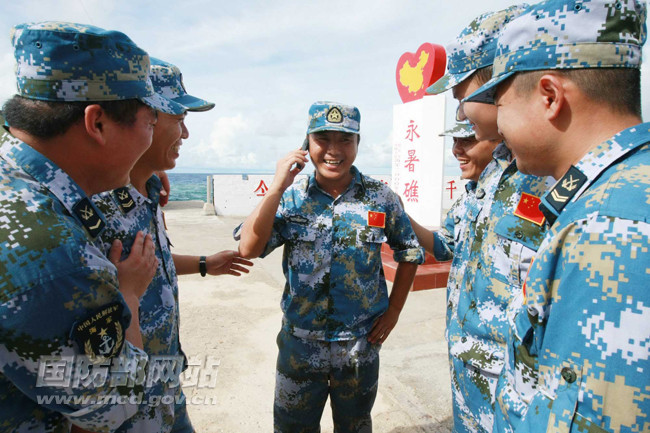 Những hình ảnh quân Trung Quốc đồn trú trái phép ở Trường Sa sử dụng di động được dùng vào việc tuyên truyền bậy bạ cái gọi là "chủ quyền" của Trung Quốc ở Biển Đông