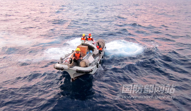 Quân Trung Quốc dùng xuồng nhỏ vận chuyển thiết bị vào các bãi đá