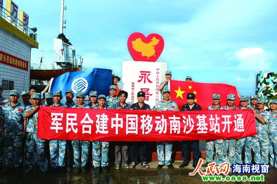 Quân Trung Quốc đồn trú trái phép trên Đá Chữ Thập ăn mừng vì có trạm thu phát sóng di động