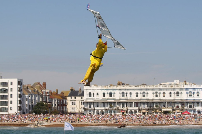 Đôi cánh nhỏ phải mang một thân hình không nhỏ