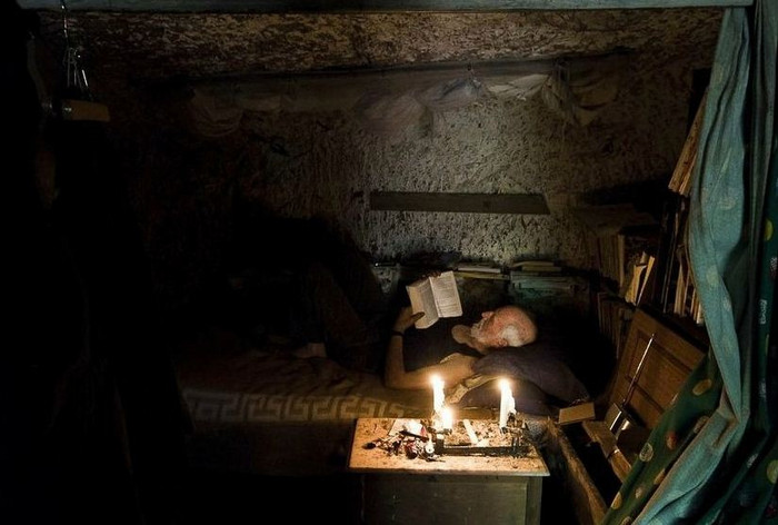 Kinh sách làm bạn đồng hành, ánh nến thắp sáng màn đêm Kinh sách làm bạn đồng hành, ánh nến thắp sáng màn đêm
