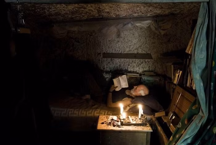 Kinh sách làm bạn đồng hành, ánh nến thắp sáng màn đêm