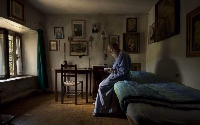 Claudio vốn là một ca sĩ, sau ông trở thành một tu sĩ Ấn Độ Giáo sống đời ẩn dật tại một vùng hẻo lánh ở Minuccianoe, Ý