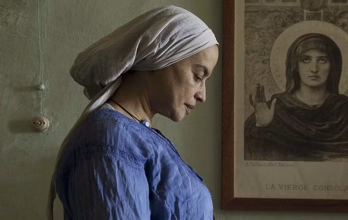 Viviana từng là một người mẫu, sau bà ẩn tu suốt 10 năm qua tại tu viện Bologna