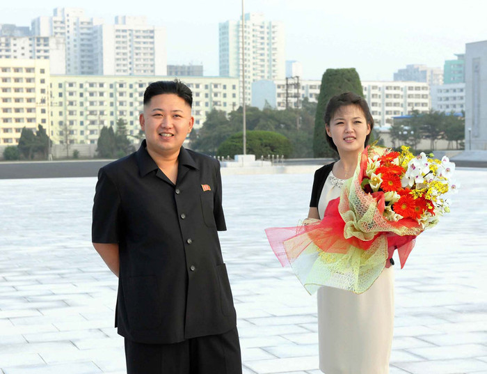 Vợ chồng ông Kim Jong-un mang hoa tươi đến viếng tượng đài ông nội, cha đẻ Vợ chồng ông Kim Jong-un mang hoa tươi đến viếng tượng đài ông nội, cha đẻ