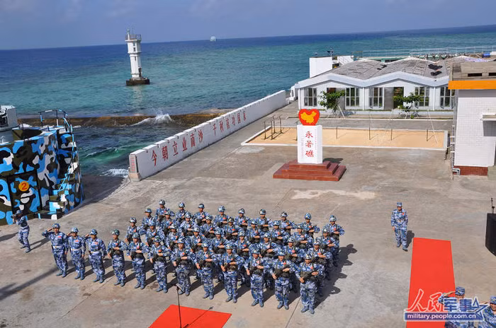 Lính Trung Quốc đồn trú trái phép trên Đá Chữ Thập chào cờ đầu tuần