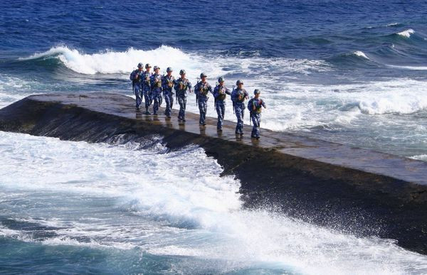 Cầu tàu quân Trung Quốc xây trái phép trên Đá Chữ Thập