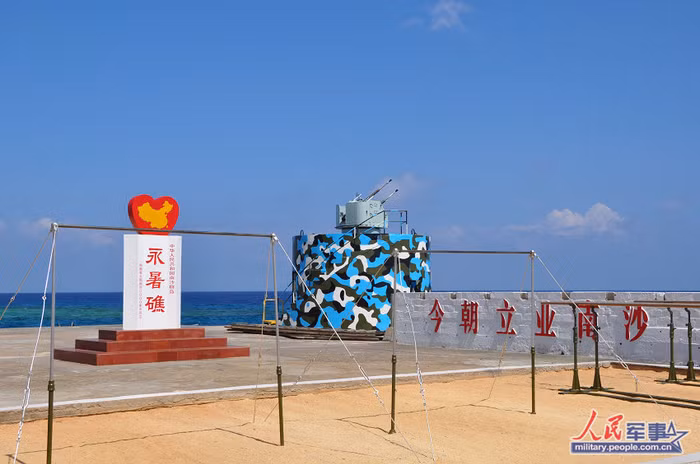 Sân tập thể thao cho lính Trung Quốc ngay tấm bia phi pháp đặt trên Đá Chữ Thập mà Trung Quốc đặt tên là Vĩnh Thử Tiêu