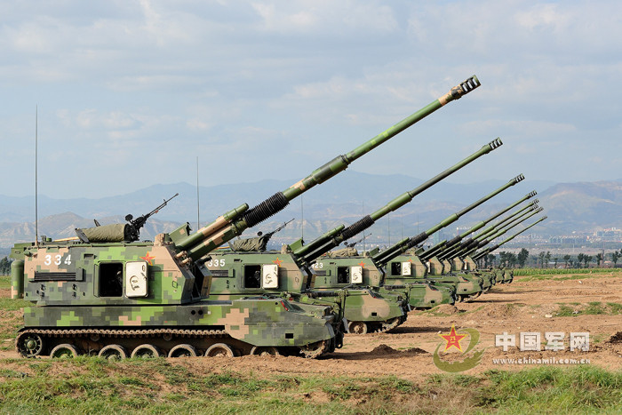 Trận địa pháo binh dàn hàng ngang chuẩn bị tấn công Trận địa pháo binh dàn hàng ngang chuẩn bị tấn công