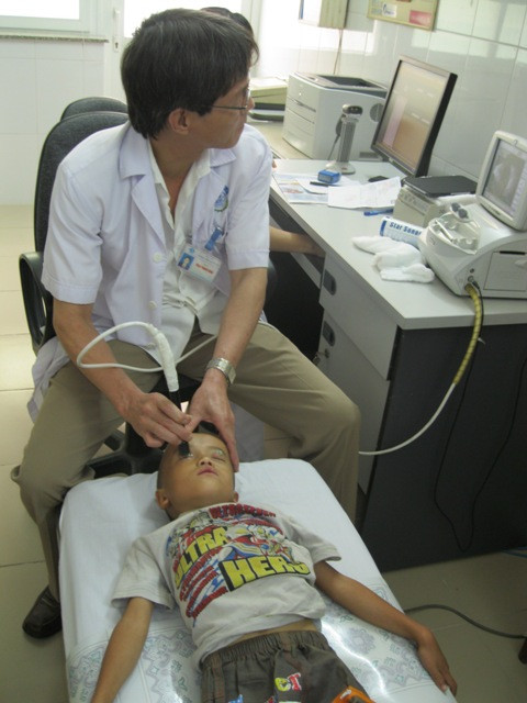 Giàng A Trống Khua được bác sỹ khám siêu âm ngày 20/6. Kết quả cho thấy bé vẫn còn thủy tinh thể Giàng A Trống Khua được bác sỹ khám siêu âm ngày 20/6. Kết quả cho thấy bé vẫn còn thủy tinh thể