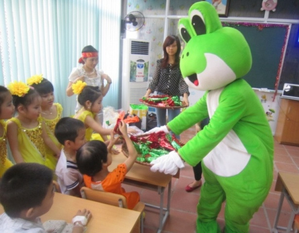 Cán bộ, nhân viên, thầy cô giáo cùng phụ huynh và nhiều học sinh của Eveil tham gia tổ chức ngày Tết thiếu nhi với tên gọi "Trao niềm vui, gửi Hy vọng" Cán bộ, nhân viên, thầy cô giáo cùng phụ huynh và nhiều học sinh của Eveil tham gia tổ chức ngày Tết thiếu nhi với tên gọi "Trao niềm vui, gửi Hy vọng"