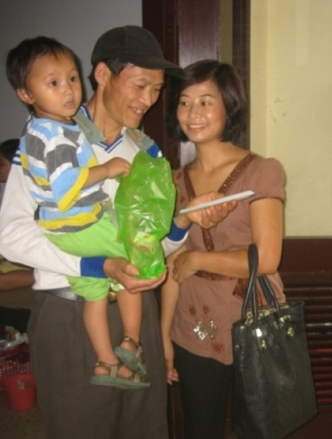 Bà Dương Thị Quỳnh Hoa, giám đốc Trung tâm phát triển Sáng tạo Eveil thăm và tặng quà học sinh lớp học Hy vọng Bà Dương Thị Quỳnh Hoa, giám đốc Trung tâm phát triển Sáng tạo Eveil thăm và tặng quà học sinh lớp học Hy vọng