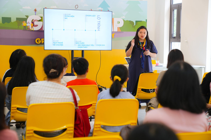 Cô Phan Mỹ Linh- Hiệu trưởng THPT Trường True North, Co-founder của Liên đoàn Tranh biện Việt Nam với workshop “Tranh biện - Điểm sáng trong hoạt động ngoại khóa”.