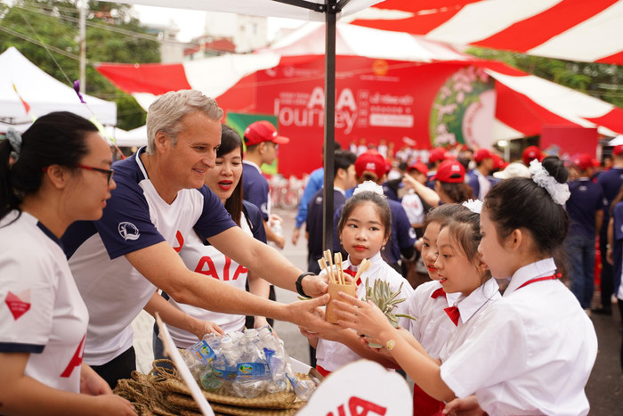 Ông Wayne Besant - Tổng Giám đốc AIA Việt Nam tại gian hàng đổi đồ tái chế trong sự kiện.