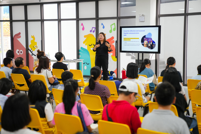 Cô Hyewon - Trưởng bộ phận Tranh biện của Point Avenue với workshop “Con đường trở thành Công dân toàn cầu”.