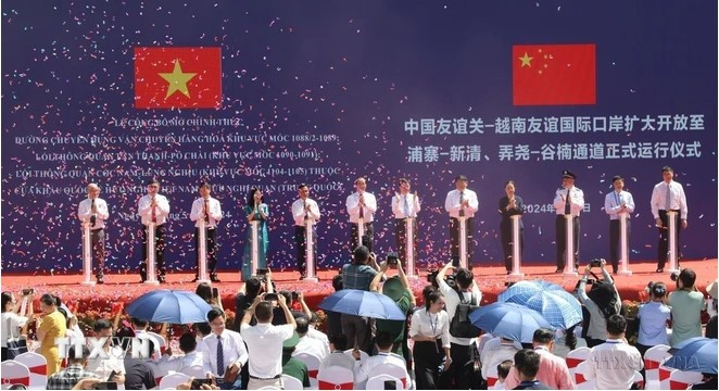 Các đại biểu thực hiện nghi thức khai thông chính thức mở các lối thông quan, đường chuyên dụng thuộc cặp cửa khẩu quốc tế Hữu Nghị của Việt Nam và Hữu Nghị Quan của Trung Quốc tại khu vực mốc 1090 – 1091 lối thông quan Tân Thanh (Việt Nam) – Pò Chài (Trung Quốc), ngày 27/5/2024. (Ảnh: Quang Duy/TTXVN) Screenshot 2024-08-16 163722.jpg