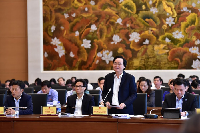 Bộ trưởng Bộ Giáo dục và Đào tạo Phùng Xuân Nhạ giải trình các vấn đề đại biểu quan tâm. Ảnh: Quochoi.vn Bộ trưởng Bộ Giáo dục và Đào tạo Phùng Xuân Nhạ giải trình các vấn đề đại biểu quan tâm. Ảnh: Quochoi.vn