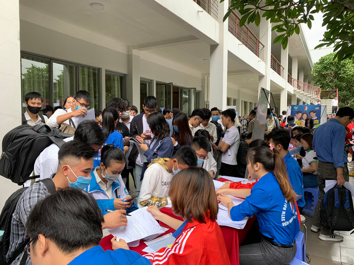 Sinh viên trường Đại học Bách Khoa Hà Nội hưởng ứng chương trình đóng học phí qua ứng dụng ViettelPay. Ảnh: Phạm Minh Sinh viên trường Đại học Bách Khoa Hà Nội hưởng ứng chương trình đóng học phí qua ứng dụng ViettelPay. Ảnh: Phạm Minh
