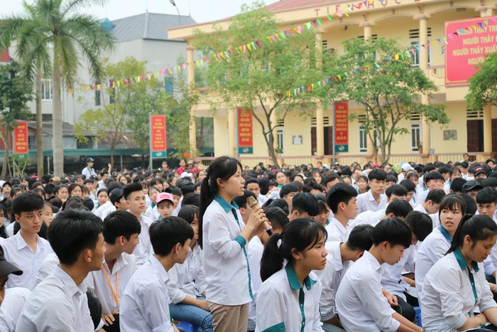 Học sinh của trường mạnh dạn trao đổi về những băn khoăn trước ngưỡng cửa chọn trường, chọn nghề sau khi tốt nghiệp Trung học phổ thông. Ảnh: Đỗ Thơm Học sinh của trường mạnh dạn trao đổi về những băn khoăn trước ngưỡng cửa chọn trường, chọn nghề sau khi tốt nghiệp Trung học phổ thông. Ảnh: Đỗ Thơm